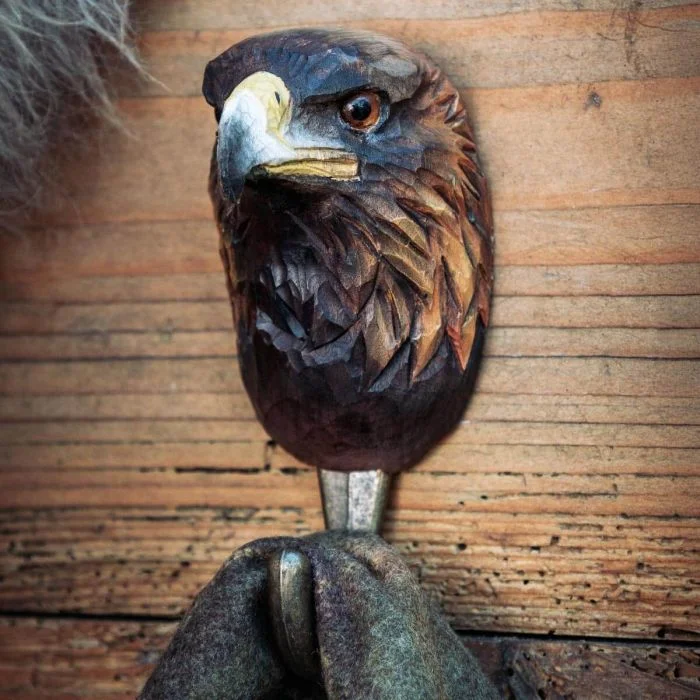 Kleiderhaken Steinadler von Wildlife Garden mit dunkelbraunem Adlerkopf, gelbem Schnabelansatz und Metallhaken