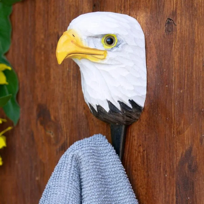 Kleiderhaken Weißkopfseeadler von Wildlife Garden mit weißem Kopf, gelbem Schnabel und Metallhaken an Holzwand