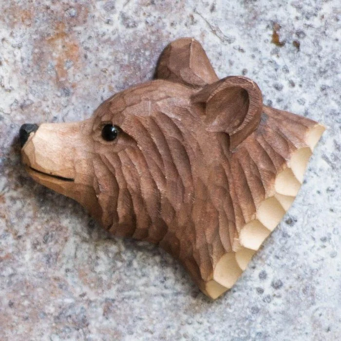 Kühlschrankmagnet Braunbär von Wildlife Garden. Handgeschnitzter und handbemalter Bärenkopf aus Holz mit breiter Schnauze und Magnet auf der Rückseite.