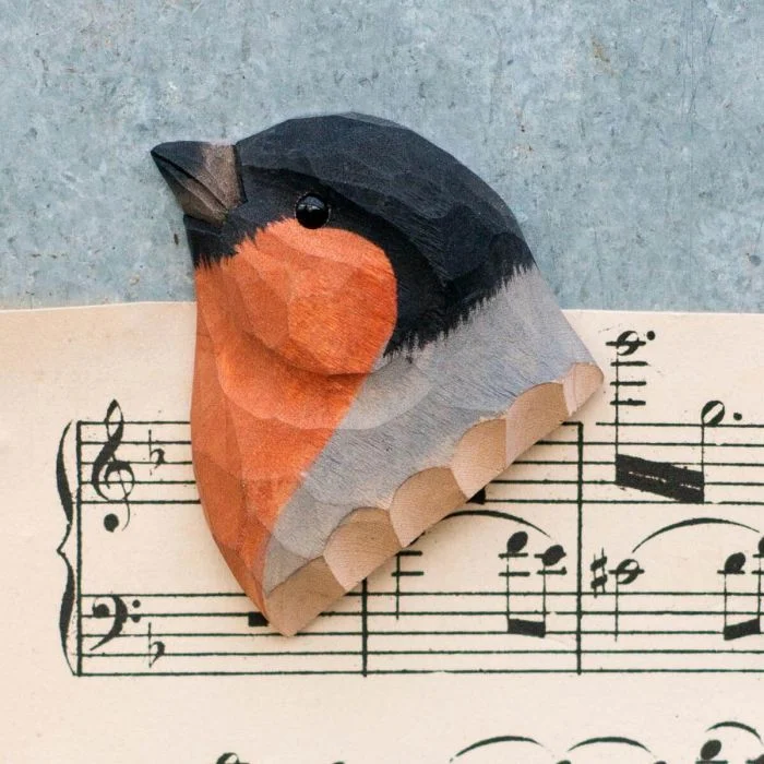 Handgeschnitzter Kühlschrankmagnet Gimpel von Wildlife Garden. Aus Holz, von Hand bemalt, mit orangeroter Brust und Magnet auf der Rückseite.