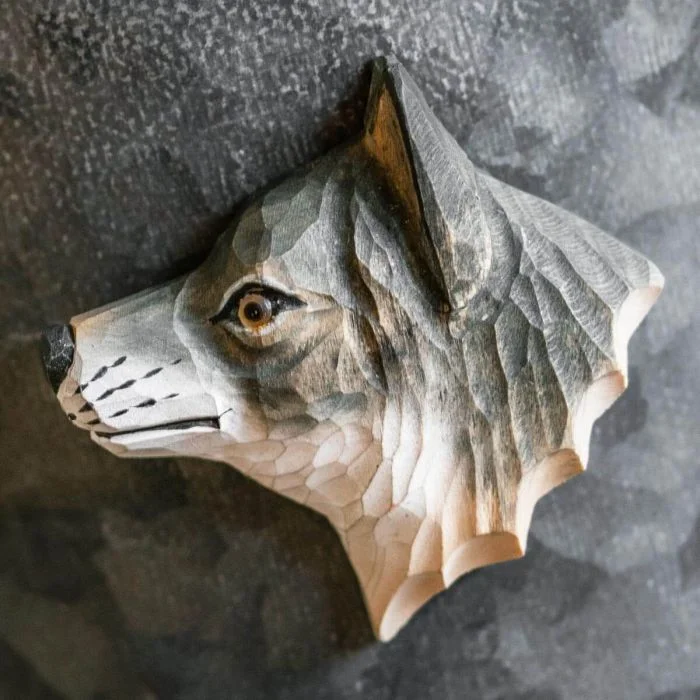 Kühlschrankmagnet Grauer Wolf von Wildlife Garden. Handgeschnitzter Wolfskopf aus Holz mit graubraunem Fell, aufrechten Ohren und Magnet auf der Rückseite.