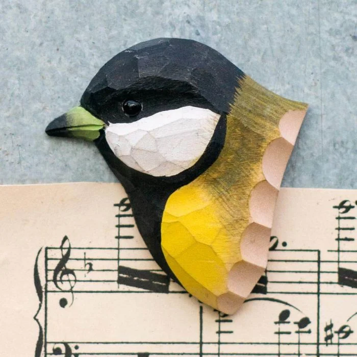 Kühlschrankmagnet Kohlmeise von Wildlife Garden. Handgeschnitzt aus Holz und von Hand bemalt, mit gelber Brust, weißen Wangen und integriertem Magneten.