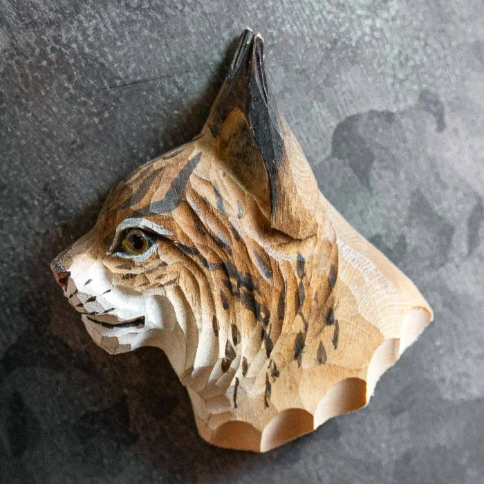 Handgeschnitzter Kühlschrankmagnet Eurasischer Luchs von Wildlife Garden. Holzporträt mit schwarzen Ohrpinseln, geflecktem Fell und Magnet auf der Rückseite.