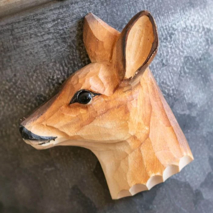 Kühlschrankmagnet Reh von Wildlife Garden. Handgeschnitzter Rehkopf aus Holz mit großen dunklen Augen, warmen Brauntönen und Magnet auf der Rückseite.