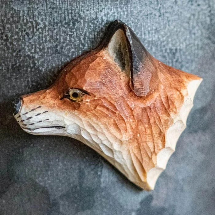 Kühlschrankmagnet Rotfuchs von Wildlife Garden. Handgeschnitzter Fuchskopf aus Holz mit rotbrauner Fellzeichnung und Magnet auf der Rückseite.