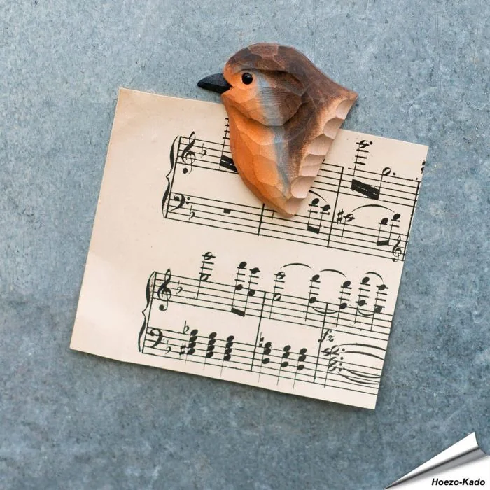 Der Magnet Rotkehlchen ist ein naturgetreu dargestellter Vogelkopf, aus Holz geschnitzt und mit Farben handbemalt.