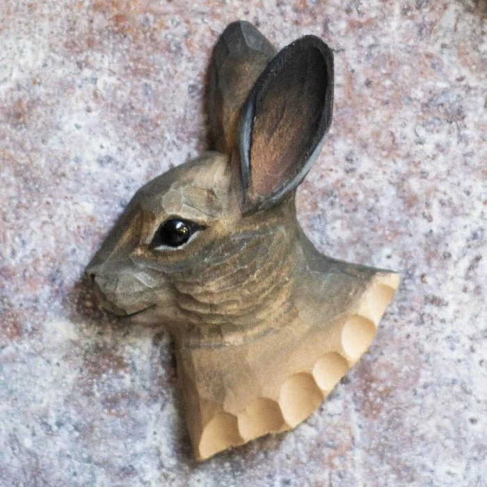 Entdecke den Kühlschrankmagnet Schneehase von Wildlife Garden. Handgeschnitzter und handbemalter Hasenkopf aus Holz mit auffälligen Ohren. 78 mm hoch.