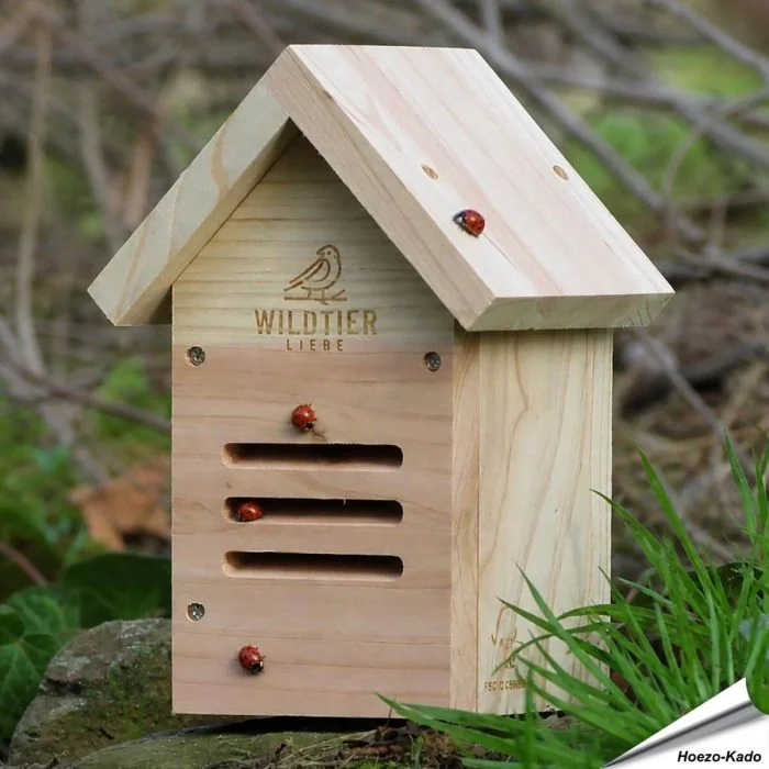Marienkäfer-Hotel aus Holz ✔️ Mit schmalen, nach unten gerichteten Öffnungen ✔️ Naturbelassene Konstruktion - FSC-Holz ➤ Bestelle jetzt bei Hoezo-Kado