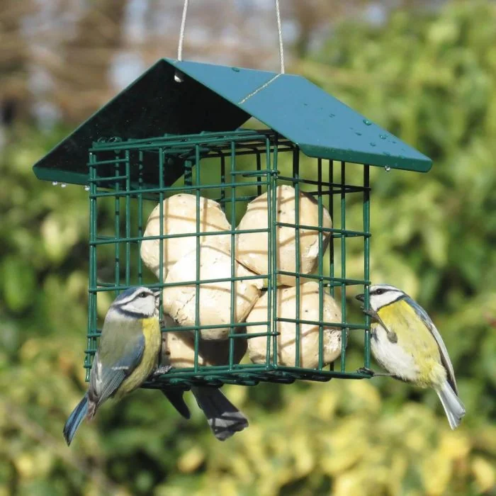 Multifunktionelles Futterhaus für Wildvögel, ideal zum Anbieten von wahlweise Meisenknödel oder Fettblöcken. Stabile Metall-Ausführung inklusive Aufhängedraht.