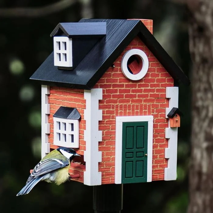 Multiholk Brick Cottage - Wildlife Garden ✔️ Nistkasten und Futterhaus in einem ✔️ Für kleine Gartenvögel ✔️ Inspiriert nach skandinavischem Design ➤ Bestelle bei Hoezo-Kado