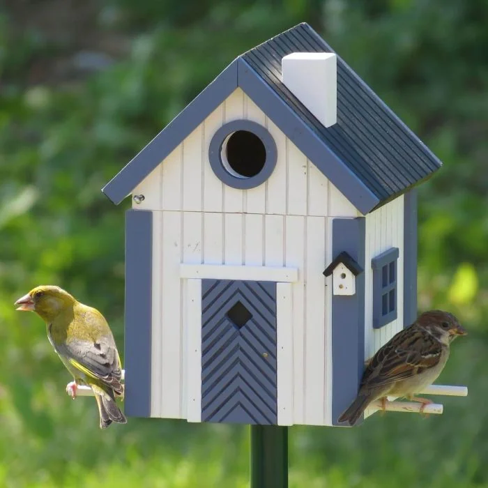 Multiholk - Seeschuppen ✔️ Nistkasten und Futterhaus in einem ✔️ Für kleine Gartenvögel ✔️ Inspiriert nach skandinavischem Design ➤ Hoezo-Kado