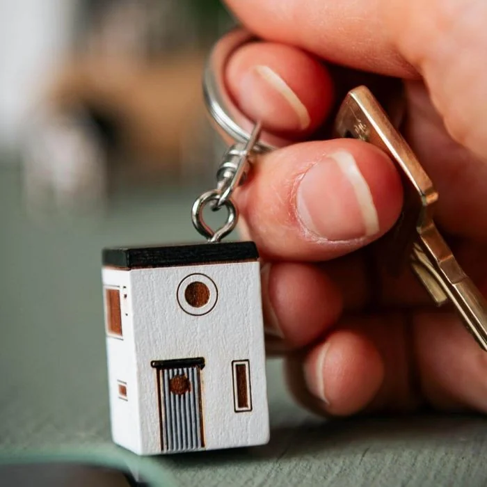 Handgefertigter Schlüsselanhänger aus Holz im Design der Multiholk Bauhaus. Ein originelles Geschenk für Vogel-, Natur- und Architekturliebhaber. Hoezo-Kado