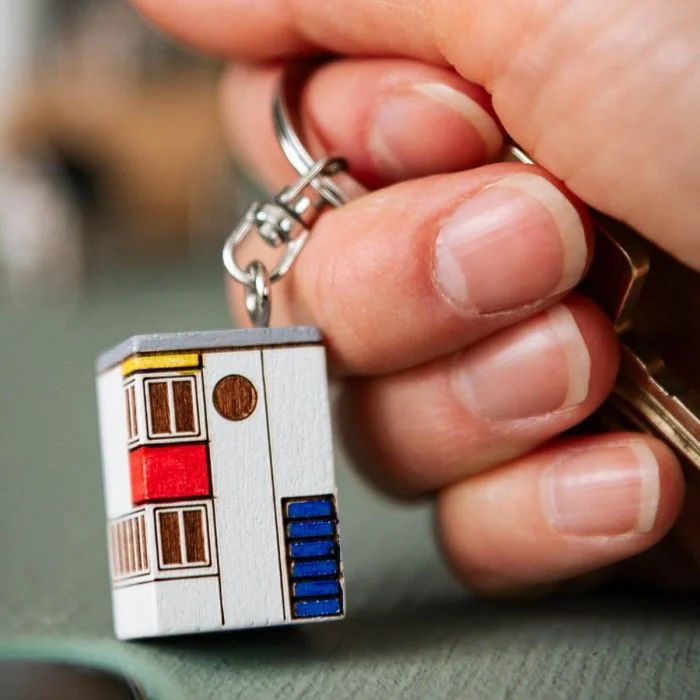Handgefertigter Schlüsselanhänger aus Holz im Design der Multiholk De Stijl. Ein originelles Geschenk für Vogel-, Natur- und Skandinavienliebhaber. Hoezo-Kado