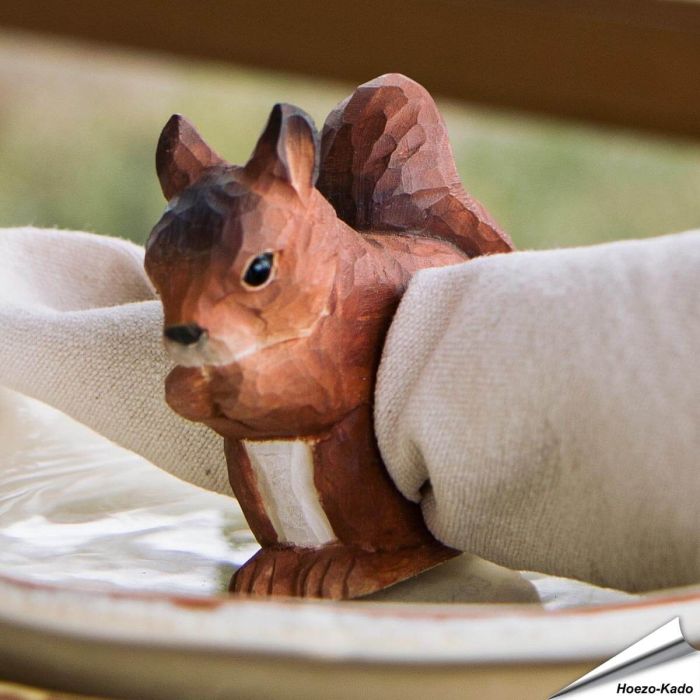 Serviettenring aus Holz - Eichhörnchen ✔️ Handgeschnitzt und bemalt ✔️ Vielseitige Dekoration - Naturgetreu geformt ✔️ Jetzt online kaufen bei Hoezo-Kado