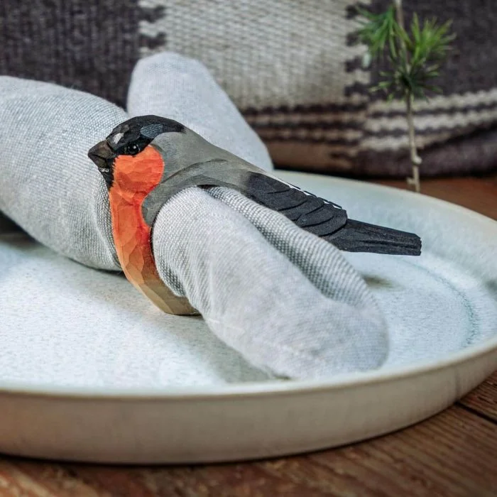 Handgeschnitzter Serviettenring mit Rotkehlchen aus Holz. Naturgetreu von Hand bemalt und ideal als Tischdekoration oder Geschenk für Vogelfreunde.