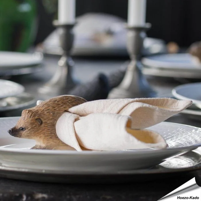 Decke Deinen Tisch für eine Party oder ein Familienessen mit unserem handgeschnitzten Igel-Serviettenring.