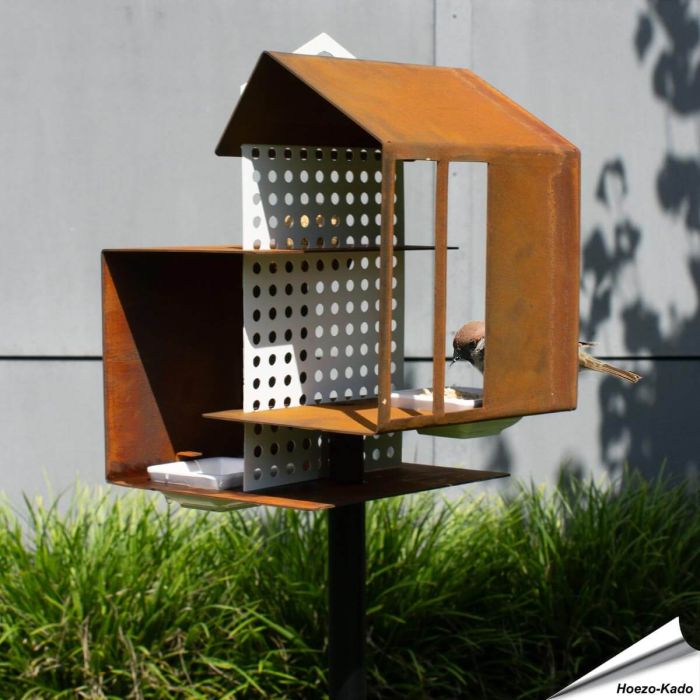 Stilvolles Vogelfutterhaus auf Standfuß aus Cortenstahl ✔️ Drei Ebenen für Samen, Wasser & Meisenknödel ➤ Jetzt online bestellen bei Hoezo-Kado!