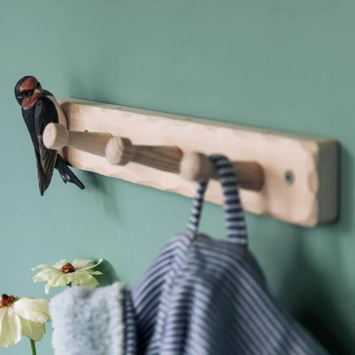 Holz-Wandgarderobe mit drei Knöpfen und handgeschnitzter Rauchschwalbe. Aus Kiefernholz, handbemalt und für Flur, Küche oder Schlafzimmer geeignet.