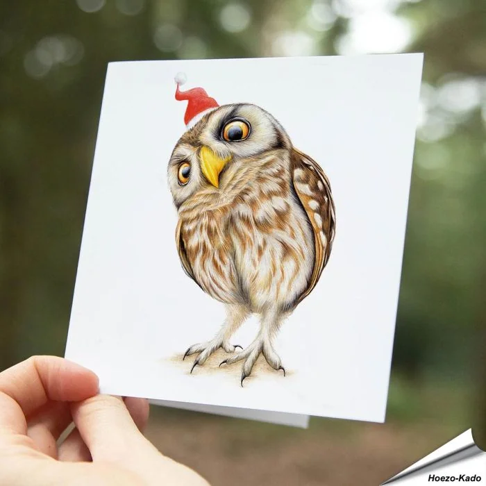Fröhliche Weihnachtskarte mit dem Steinkauz in Feierstimmung ✔️ Hand gezeichnet ✔️ Doppelkarte mit leerem Inneren ✔️ FSC-Papier ➤ Hoezo-Kado Shop