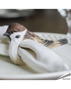 Serviettenring aus Holz - Feldsperling ✔️ Handgeschnitzt und bemalt ✔️ Vielseitige Dekoration - Naturgetreu geformt ✔️ Jetzt online kaufen bei Hoezo-Kado