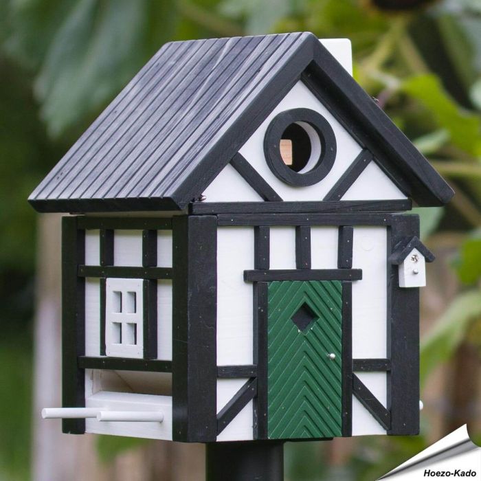 Multiholk Fachwerk von Wildlife Garden ✔️ Nistkasten und Futterhaus in einem ✔️ Für kleine Gartenvögel ✔️ Inspiriert nach skandinavischem Design ➤ Bestelle bei Hoezo-Kado