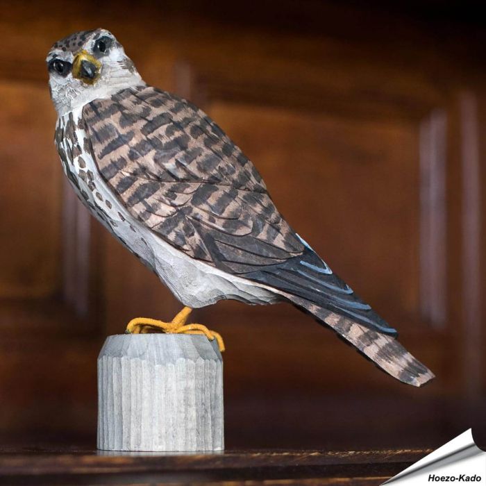 Realistischer, handgeschnitzter Merlin (Raubvogel) ✔️ Mit ungiftigen Farben naturgetreu bemalt ✔️ Originelles Geschenk für Vogel- und Naturliebhaber ✔️ Kaufe online bei Hoezo-Kado