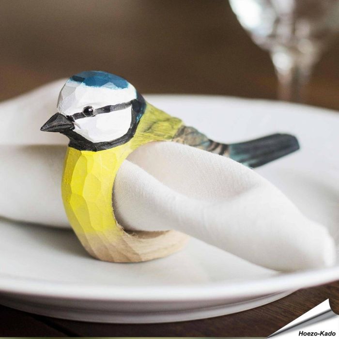 Serviettenring aus Holz - Blaumeise ✔️ Handgeschnitzt und bemalt ✔️ Vielseitige Dekoration - Naturgetreu geformt ✔️ Jetzt online bestellen bei Hoezo-Kado